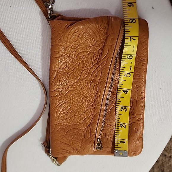 Floral etched fold over crossbody yellow/tan purse - Picture 11 of 12
